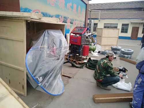 江蘇省聚脲噴涂機水池防腐防水改造(圖1) 江蘇省鹽城市客戶訂購的2臺液壓聚脲噴涂機
