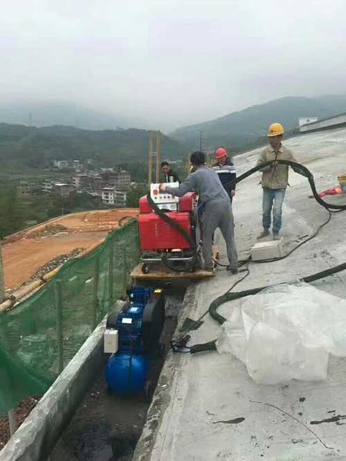 倉庫屋頂如何噴涂聚脲防腐防水?噴涂機施工快不(圖2) 別墅屋面聚脲防水施工現(xiàn)場